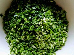 韭菜洗净切碎。