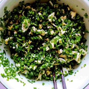 放入已经放凉的鸡蛋碎，先倒入适量植物油，搅拌均匀（这样做可是使所有的韭菜都沾上油，水和油是不相融的，所以这样可以有效的防止韭菜出水。）加入少许盐和味精，再次搅拌均匀。