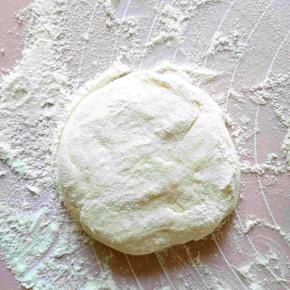 第二个重点，醒好的面团不用再揉了，直接揪成一个个的小面团。