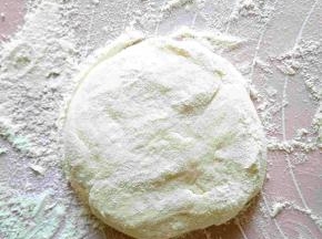 第二个重点，醒好的面团不用再揉了，直接揪成一个个的小面团。