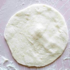 取一个小面团擀开。