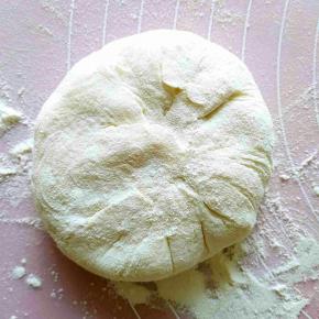 放入韭菜馅儿像包包子一样包起来。