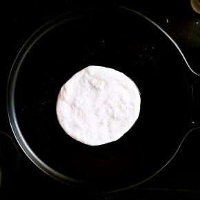 第三个重点就是不用擀，而是用手拍，从中心向四周拍，拍到最大限度透明而不漏馅儿的程度。开始的时候可以在手指上蘸少许油来拍，熟练了之后就不必了。