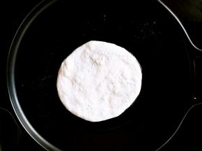 第三个重点就是不用擀，而是用手拍，从中心向四周拍，拍到最大限度透明而不漏馅儿的程度。开始的时候可以在手指上蘸少许油来拍，熟练了之后就不必了。
