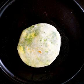 两面烙，至鼓起来就好了。