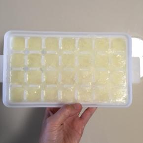  500ml牛奶提前倒入冰块盒冻成牛奶冰