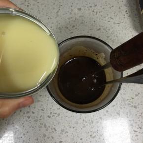 倒入炼乳，搅拌均匀
