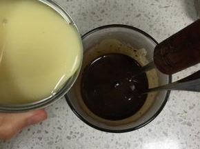 倒入炼乳，搅拌均匀