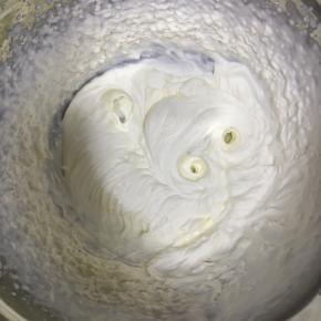 淡奶油加入细砂糖打发至可以裱画的状态，一次性裱花袋内套上一个裱花嘴，舀入打发好的奶油