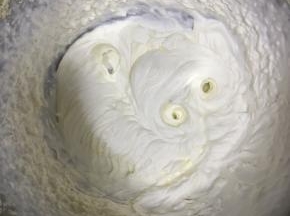 淡奶油加入细砂糖打发至可以裱画的状态，一次性裱花袋内套上一个裱花嘴，舀入打发好的奶油