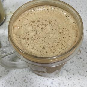 再倒入调好的咖啡可可混合液，再加入纯牛奶，料理机打匀