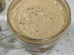 再倒入调好的咖啡可可混合液，再加入纯牛奶，料理机打匀