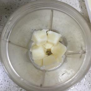 料理机内倒入牛奶冰块