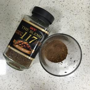 咖啡粉和可可粉混合倒入杯内