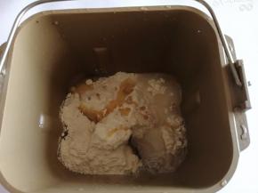 2.	将主料全部放入面包机。