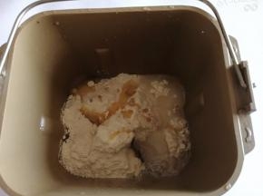 2.	将主料全部放入面包机。