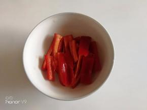 4.	红椒切丝。
