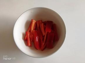 4.	红椒切丝。