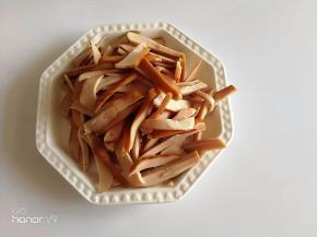 5.	脆皮肠切小片。