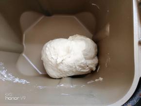 6.	面包机揉25分钟。