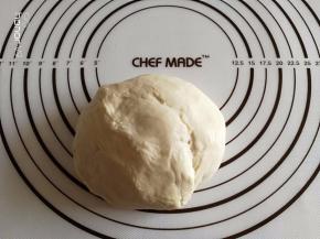 8.	烤箱200度预热10分钟。将面团放到硅胶垫上面排气，揉圆备用。