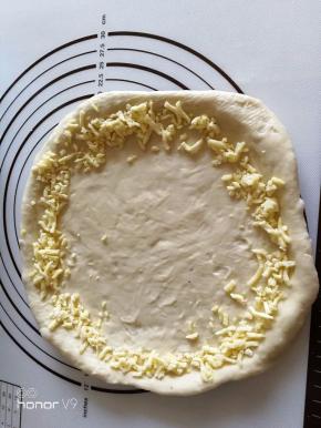 10.	四周放马苏里拉碎。