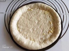 12.	用叉子戳孔。