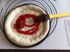 13.	将番茄酱挤到面团上面。