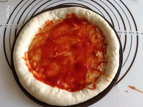 14.	用刷子刷匀番茄酱。