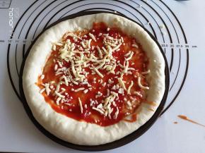 15.	撒一层马苏里拉碎。