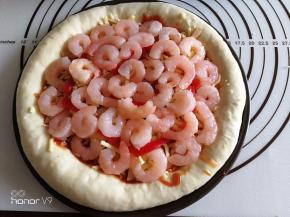 18.	放入红椒和虾仁。