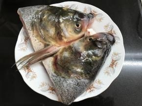 1、鱼头买回来清洗干净后一切为二。