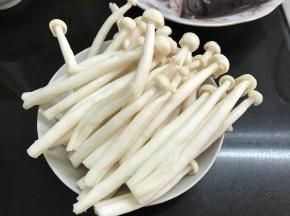 2、海鲜茹去掉根部后洗净。