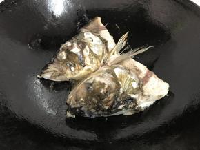 3、起油锅把鱼头煎至二面金黄。