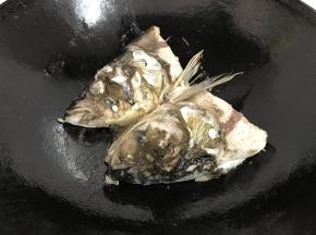 3、起油锅把鱼头煎至二面金黄。