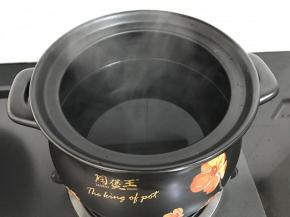 4、砂锅中放适量清水（以没过鱼头为宜）