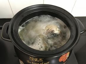 5、煮开后放入煎过的鱼头。