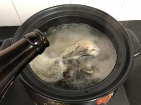 6、加入老姜和料酒。