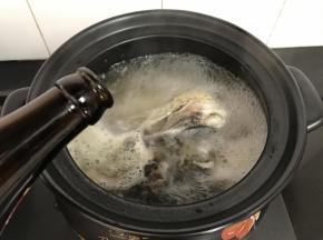 6、加入老姜和料酒。