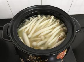 7、再次煮开后放入海鲜茹。