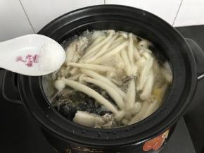 8、加入适量盐调味。