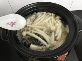 8、加入适量盐调味。