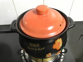 9、转小火炖20分钟。