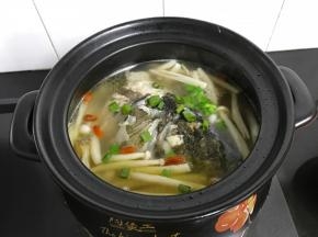 11、5分钟后息火加入葱花。