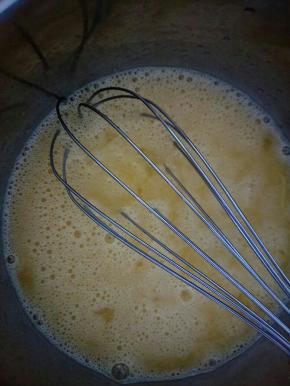 在里面放入称量好的糖和油画圈搅拌均匀，使之完全混合。