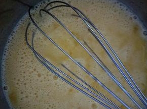 在里面放入称量好的糖和油画圈搅拌均匀，使之完全混合。