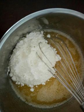 再往里面倒入称量好的低粉，用手动打蛋器画Z字拌均匀。