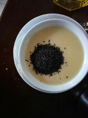 将过筛好的面糊撒上黑芝麻拌匀，蛋卷的面糊就做好了。