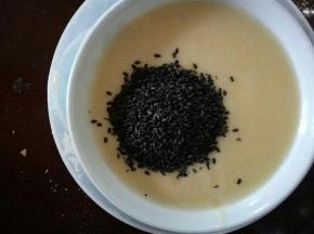 将过筛好的面糊撒上黑芝麻拌匀，蛋卷的面糊就做好了。