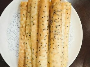 将做好的蛋卷称热在模具上用两根筷子夹着一头卷起来，美美的蛋卷就做好了。